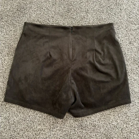 LE LIS Deep Olive Velvet Shorts - Picture 4 of 7